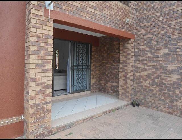 2 BEDROOM APARTMENT FOR SALE IN MOOIKLOOF RIDGE ESTATE